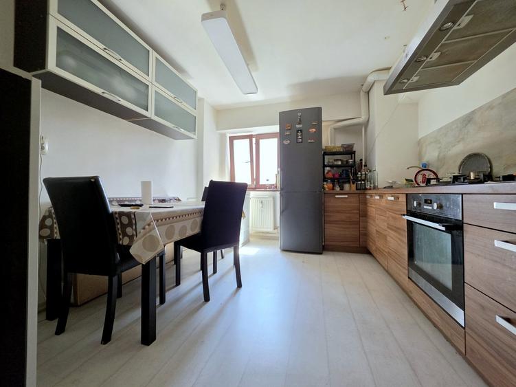 Apartament cu 4 camere decomandat în Vitan Mall
