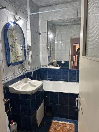 Apartament cu 3 camere decomandat în Pietroasa