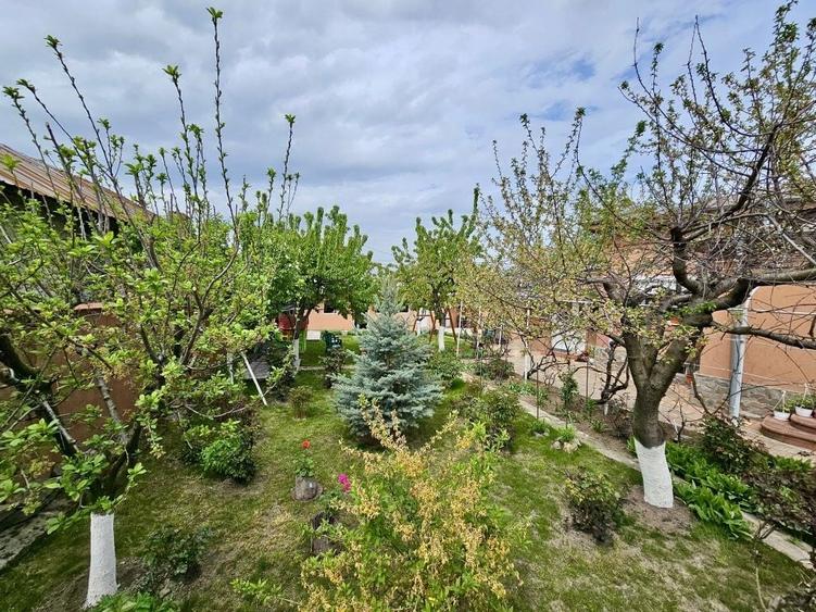 Casă cu 4 camere decomandat cu Teren 500 Mp în Central