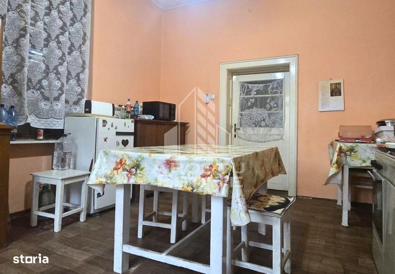 Casă cu 3 camere decomandat în Feniș