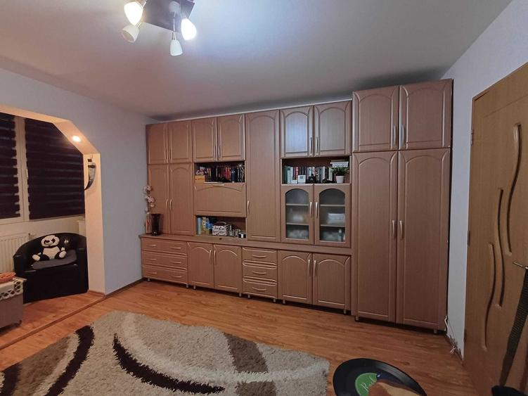 Apartament cu 3 camere semidecomandat în Dâmbu Pietros