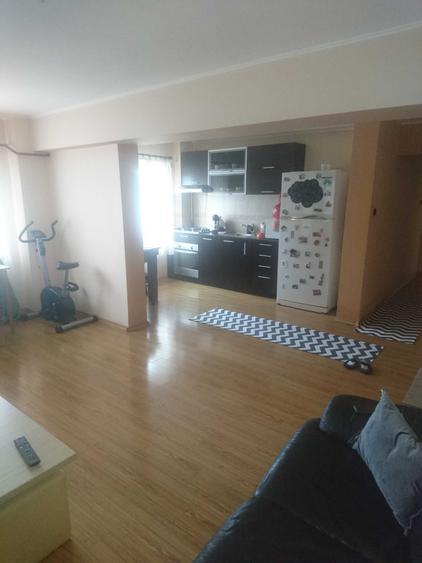 Apartament cu 3 camere decomandat în Exterior Vest