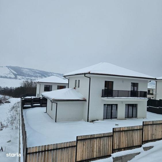 Casă cu 4 camere în Dealu Frumos