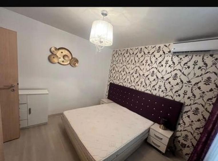 Apartament cu 3 camere semidecomandat, mobilat în P-ța Unirii
