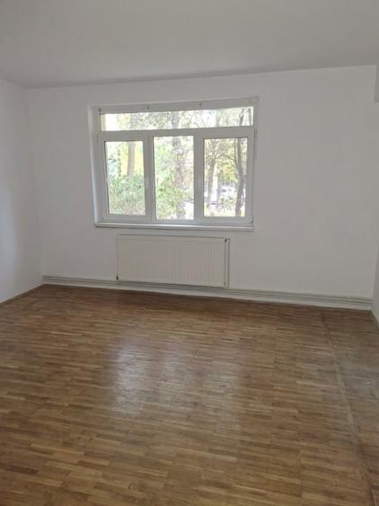 Apartament cu 2 camere semidecomandat în Titulescu