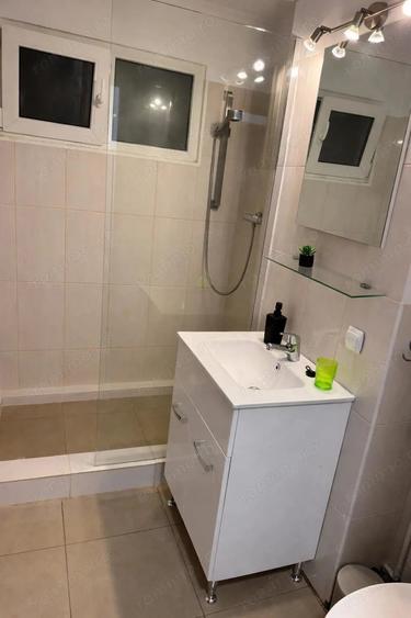 Apartament cu 3 camere semidecomandat în Circumvalațiunii