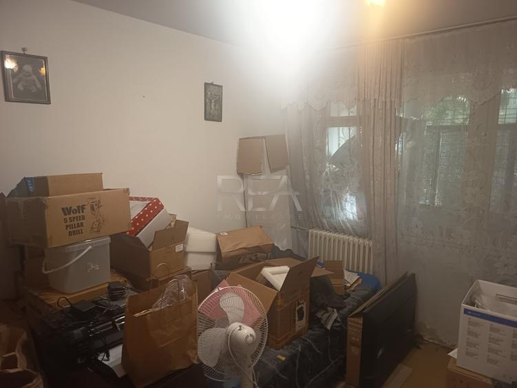 Apartament cu 3 camere semidecomandat în Berceni