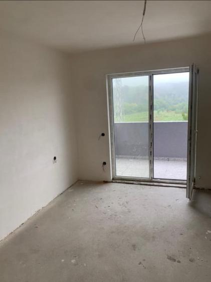 Apartament cu 3 camere semidecomandat în Florești — fotografia 1