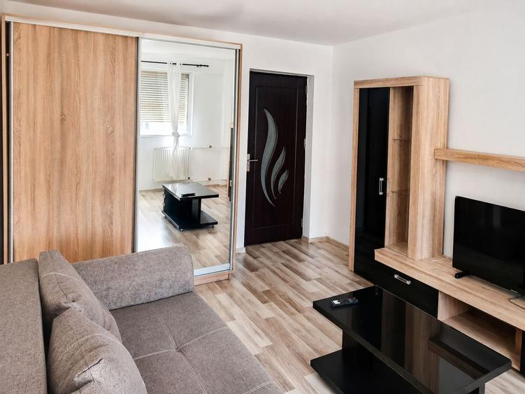 Apartament cu 2 camere semidecomandat, mobilat în Victoriei