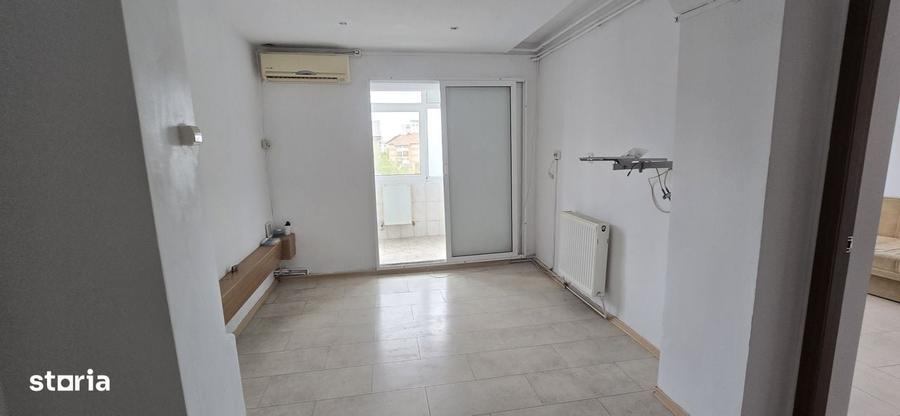 Apartament cu 3 camere în Micro 6