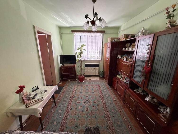 Apartament cu 3 camere semidecomandat în Central