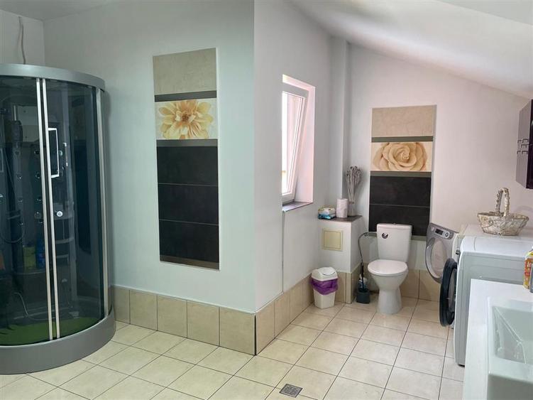 Casă cu 6 camere cu Canalizare în Exterior Est