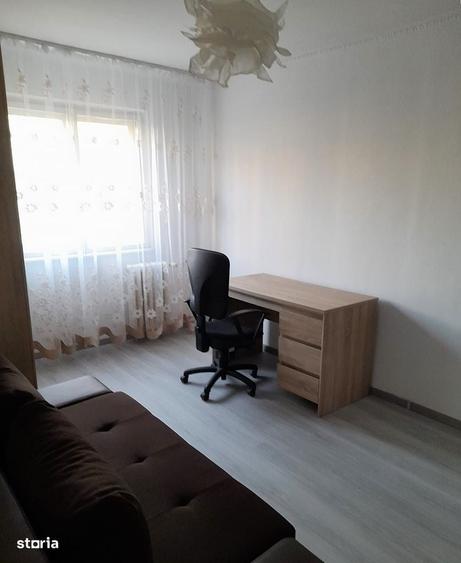 Apartament cu 3 camere semidecomandat în Tineretului