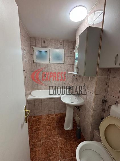 Apartament cu 3 camere decomandat în Titan