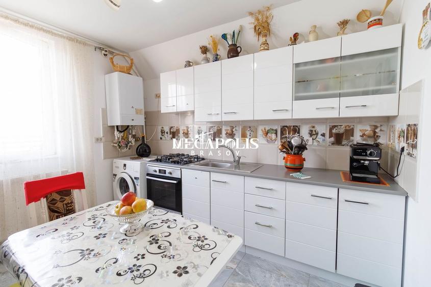 Apartament cu 5 camere semidecomandat în Tractorul