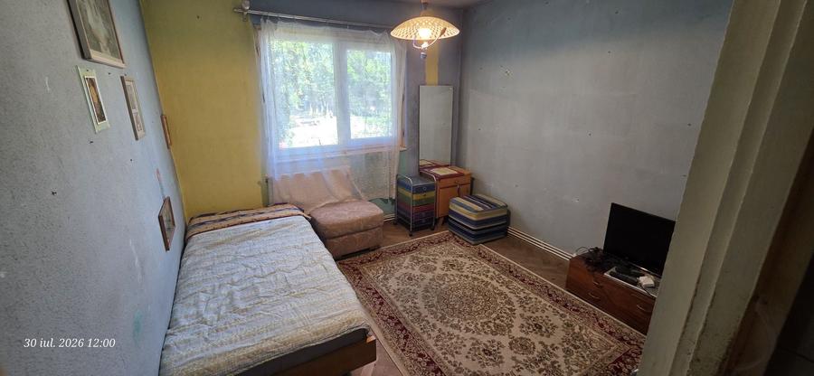 De vanzare apartament cu 3 camere etaj 1 - 7