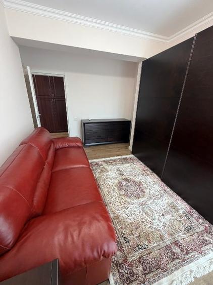 Apartament cu 3 camere semidecomandat, mobilat în Banu Manta