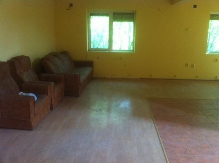 Casă individuală cu 6 camere cu Teren 1617 Mp în Periferie