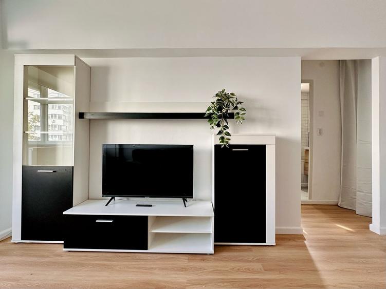 Apartament cu 3 camere semidecomandat în P-ța Victoriei