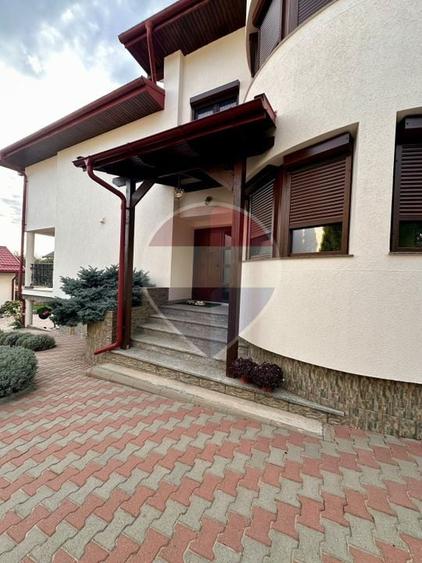 Casă individuală cu 8 camere cu Teren 3000 Mp în Burdujeni