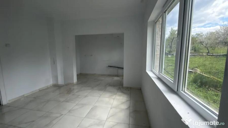 Casă cu 3 camere cu Teren 2200 Mp în Central