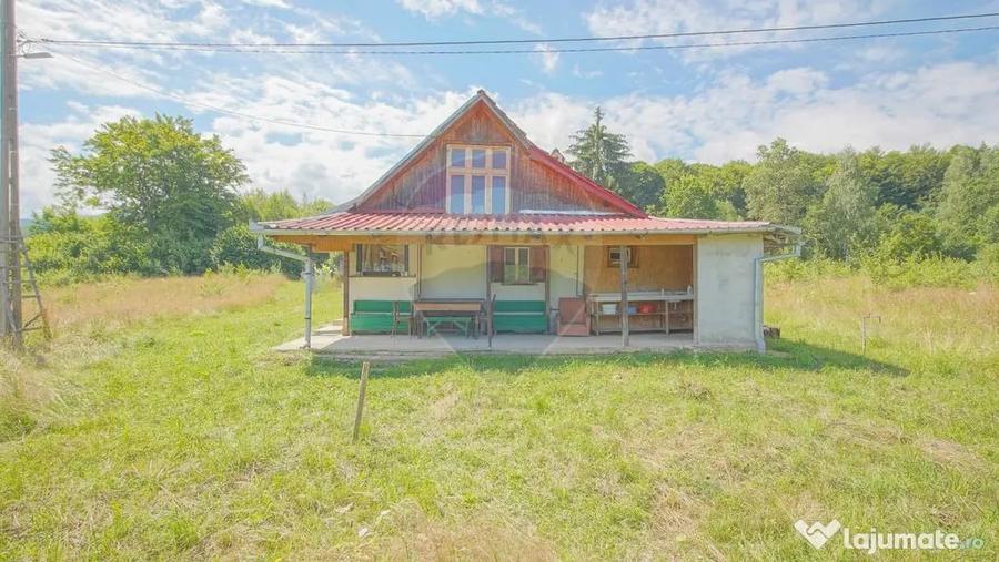 Casă cu 3 camere cu Teren 8100 Mp în Ucea