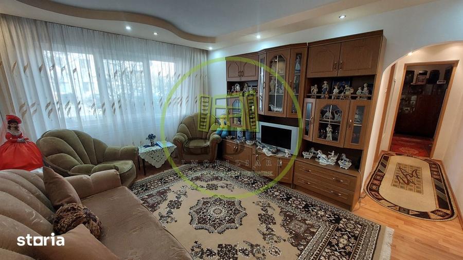 Apartament cu 3 camere semidecomandat, mobilat în Craiovița Nouă