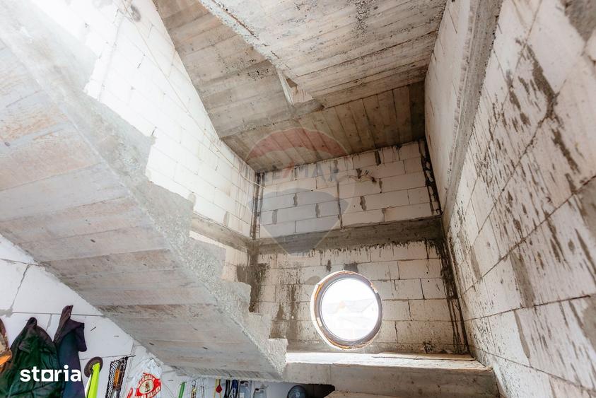 Casă cu 5 camere cu Teren 1240 Mp în Cotmenița