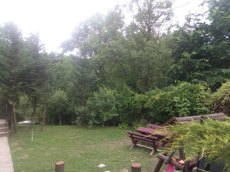 Casă individuală cu 5 camere cu Teren 2153 Mp în Central
