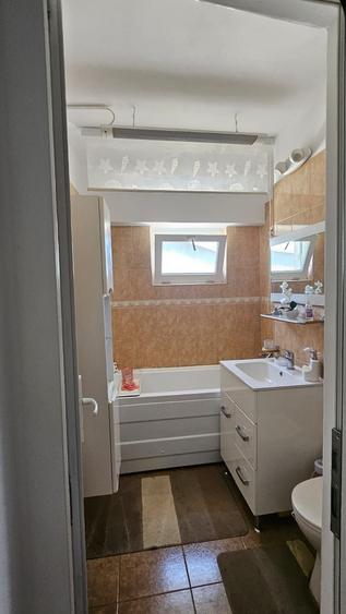 Apartament cu 3 camere decomandat, mobilat în Exterior Vest