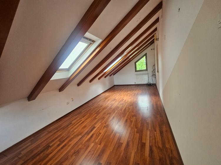 Casă cu 9 camere cu Garaj în Valea Lupului