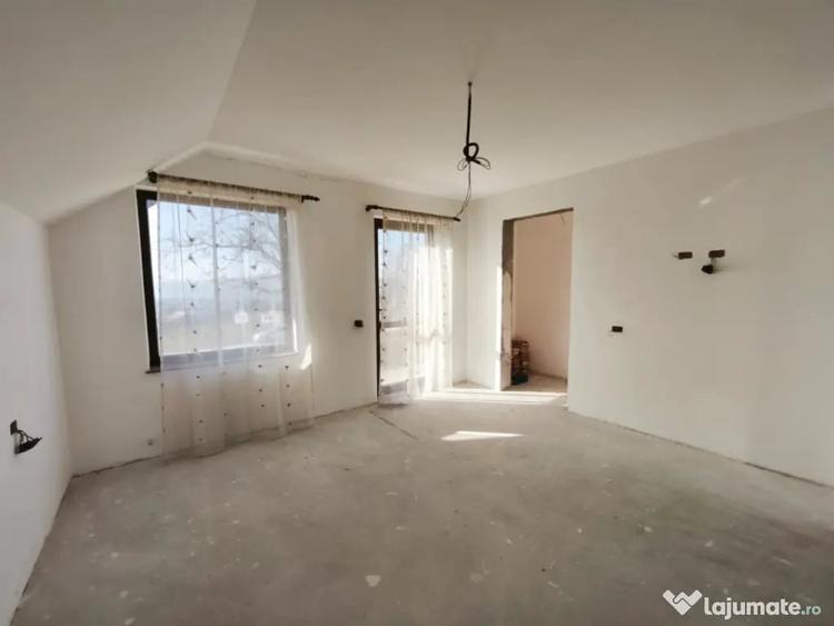Casă cu 5 camere cu Teren 1792 Mp în Mitocu Dragomirnei