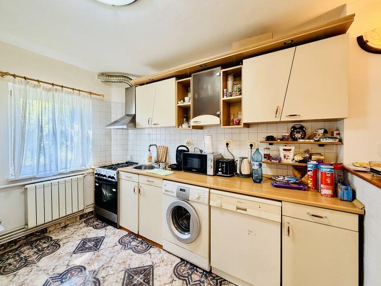 Apartament cu 4 camere semidecomandat, mobilat în Lipovei