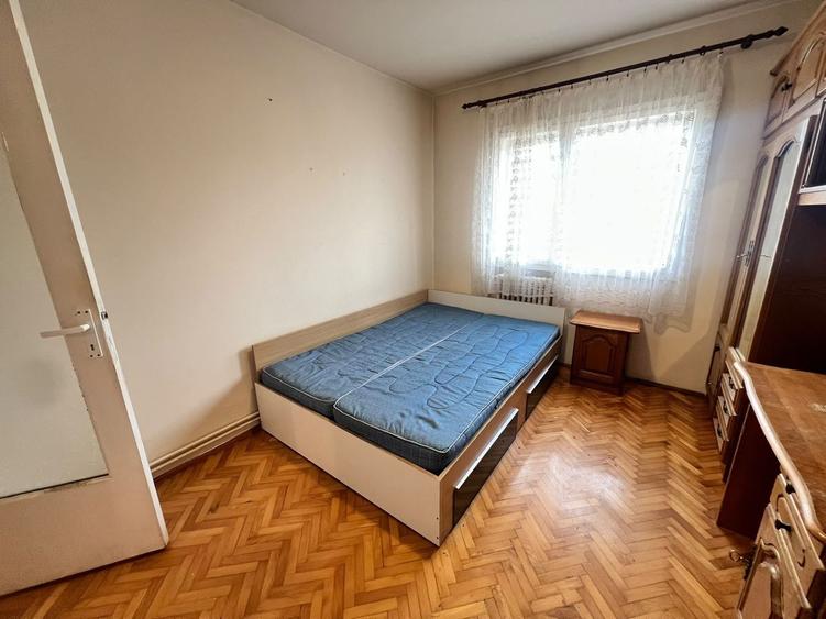 Apartament cu 3 camere decomandat, mobilat în Între Lacuri