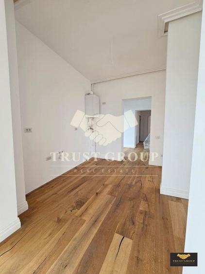 Penthouse cu 3 camere decomandat în Barbu Văcărescu