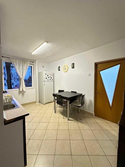 Apartament cu 3 camere semidecomandat în Grivița