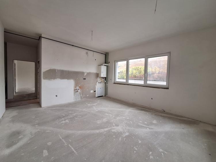 Apartament cu 3 camere semidecomandat în Florești