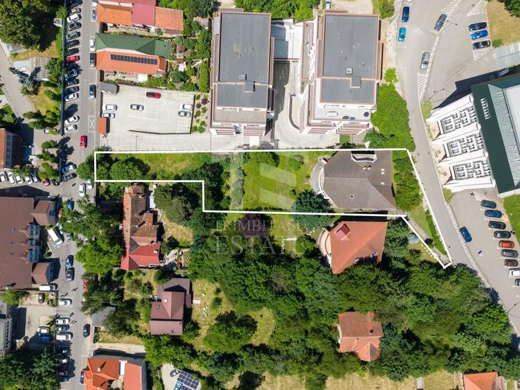 Casă individuală cu 8 camere cu Canalizare în Central