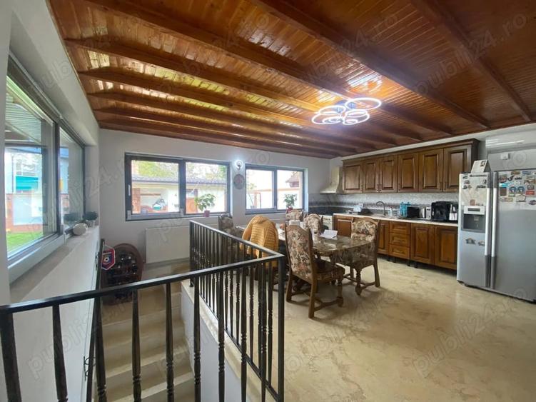 Casă cu 6 camere cu Teren 650 Mp în Central