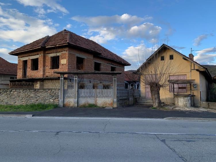Casă cu 5 camere cu Teren 1020 Mp în Tetila