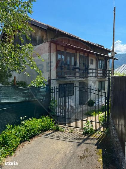 Casă cu 5 camere cu Teren 200 Mp în Poiana Țapului