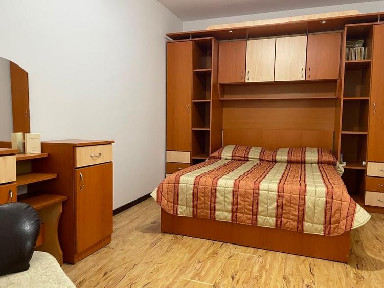 Apartament cu 3 camere semidecomandat, mobilat în Nord
