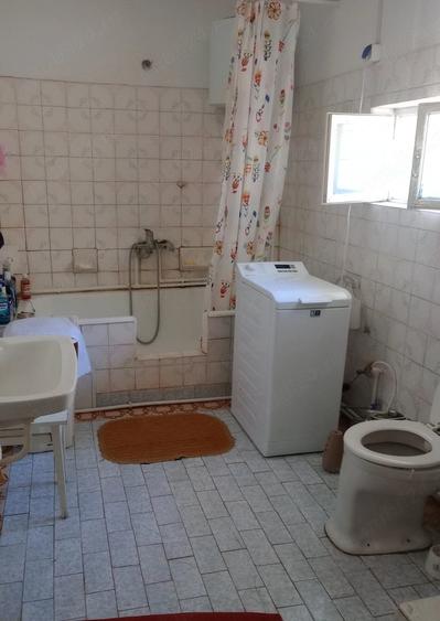 Casă cu 4 camere cu Teren 4000 Mp în Central