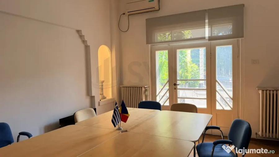 Casă cu 7 camere cu Teren 500 Mp în Central
