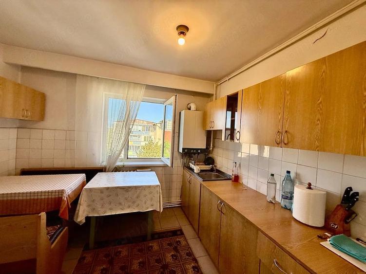 Apartament cu 3 camere semidecomandat în Gojdu