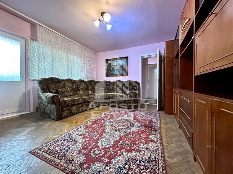 Apartament cu 3 camere semidecomandat, mobilat în Girocului