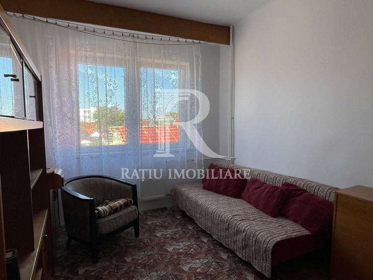 Apartament cu 3 camere semidecomandat, mobilat în Central