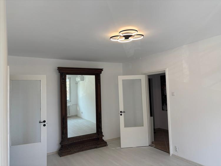 Apartament cu 2 camere semidecomandat în Bucur Obor