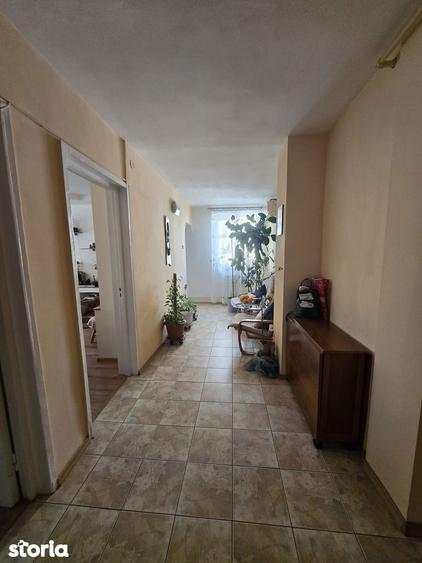 Apartament cu 3 camere de vanzare - B dul 1 Mai - 2