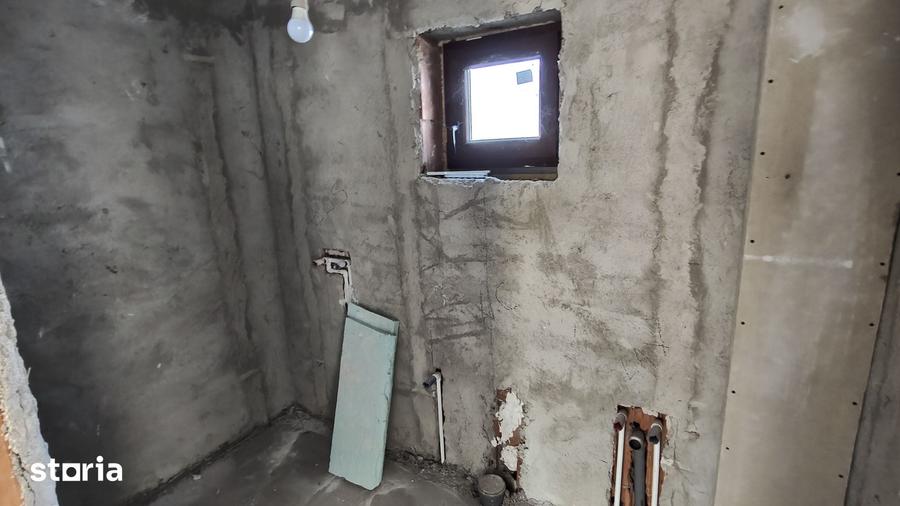 Casă cu 5 camere cu Teren 492 Mp în Glina
